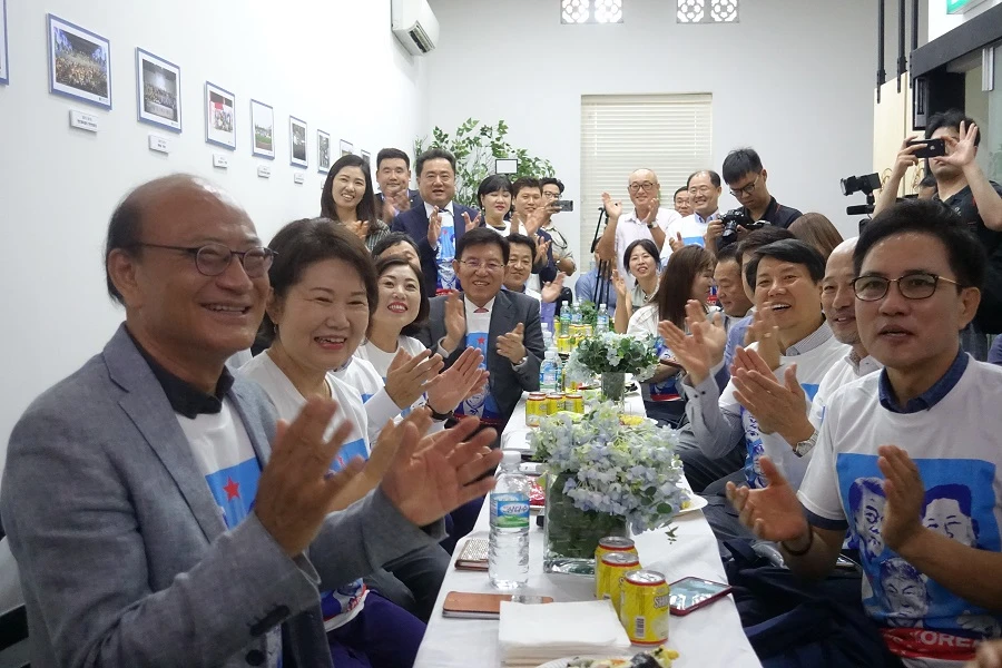 South Koreans in Singapore celebrate the historic meeting between US President Donald Trump and North Korean leader Kim Jong Un at the Korean Association of Singapore on Tuesday. (Arab News photo)