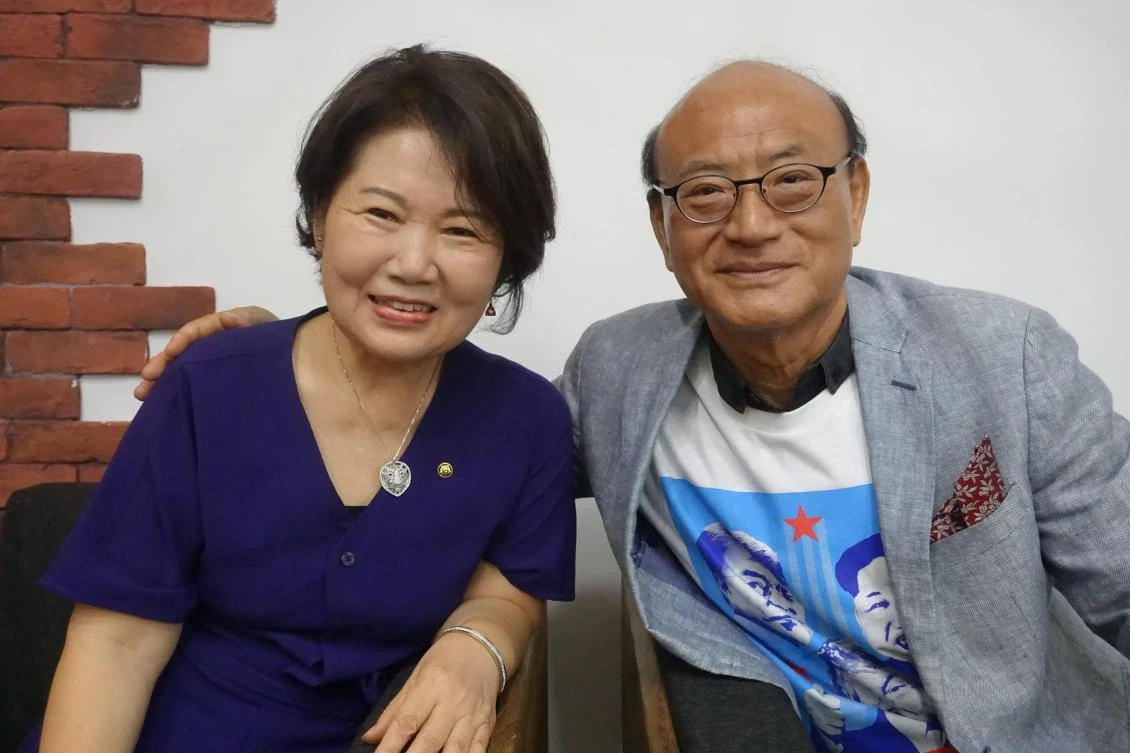 South Korean Choi Nam Sook, left, was overcome by emotion as she watched the historic meeting between US President Donald Trump and North Korean leader Kim Jong Un. Her mother lost all her family in North Korea during the Korean War in 1950-1953. Beside her is her husband Noh Chong Hyun, chairman of the Korean Association in Singapore. (Arab News photo)