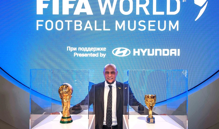 Roberto Carlos with the Jules Rimet Cup and 2018 FIFA World Cup Winner's Trophy.