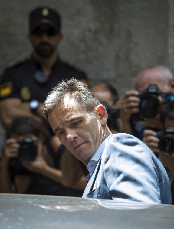 Former Olympic handball player and husband of Spain’s Princess Cristina, Inaki Urdangarin leaves the courthouse in Palma de Mallorca, on the Spanish Balearic Island of Mallorca on June 13, 2018. (AFP)