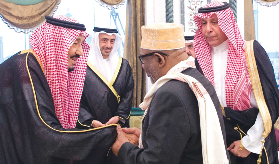 King Salman received the presidents of Comoro Islands, Sudan and Gabon, and the UAE foreign minister at Al-Safa Palace in Makkah on Tuesday. (SPA)