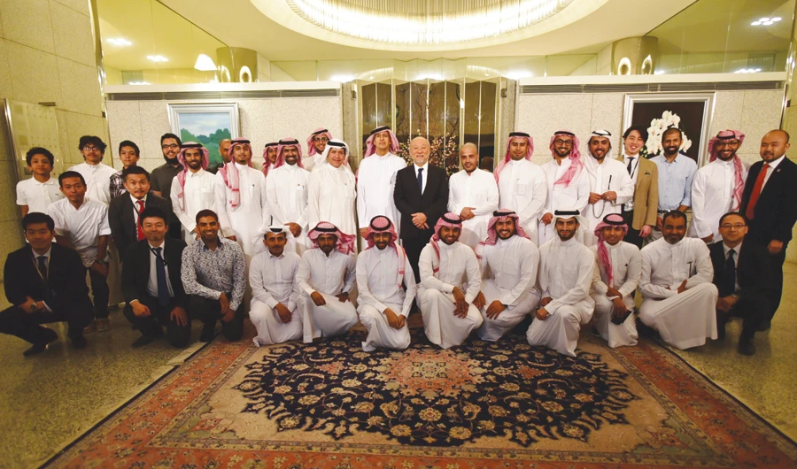 Japanese ambassador Tsukasa Uemura, center, with Saudi alumni of Japanese universities at the iftar reception. (AN photo)