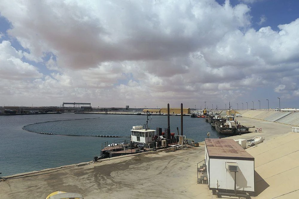 Clashes shut Libya’s Es Sider oil port, tank at Ras Lanuf on fire