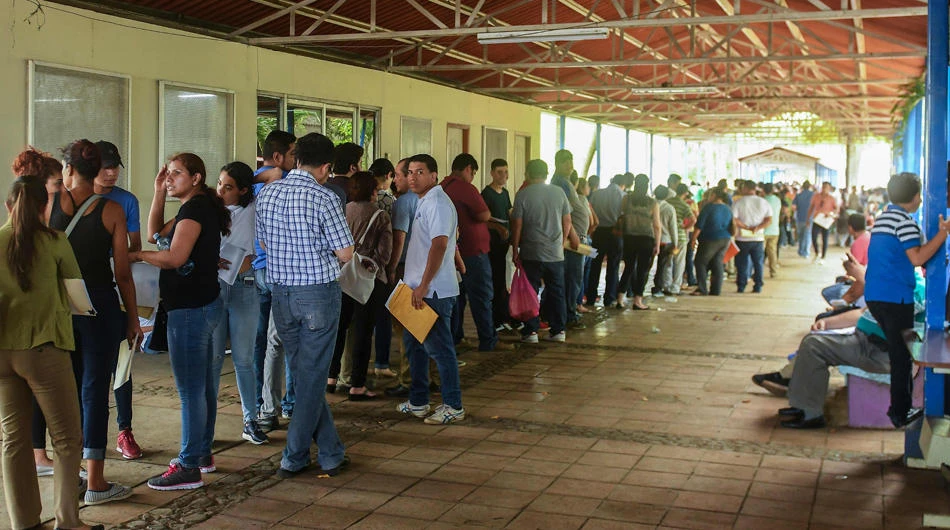 Nicaraguans queue at a migration office in Managua, to obtain their passports on June 13, 2018. (AFP / MARVIN RECINOS)