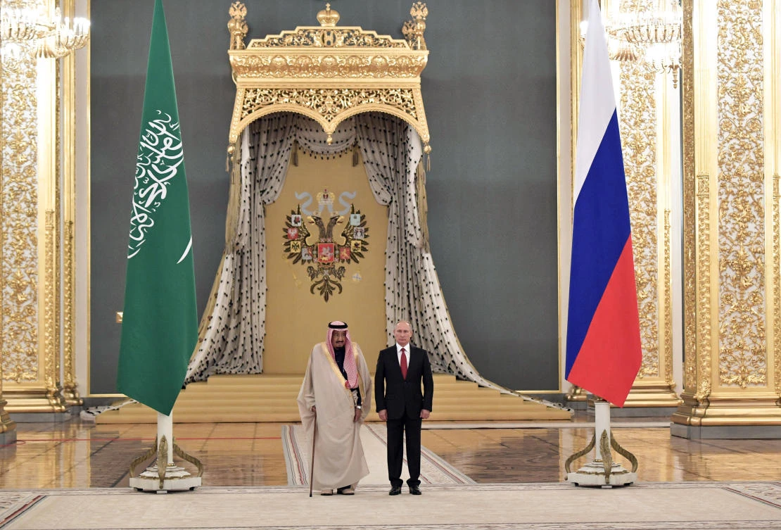 Russian President Vladimir Putin (R) and Saudi Arabia’s King Salman bin Abdulaziz Al Saud walk during a welcoming ceremony ahead of their talks at the Kremlin in Moscow on October 5, 2017. (AFP)