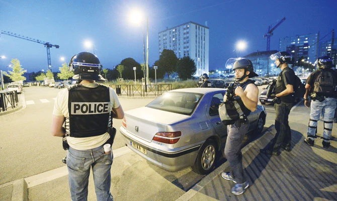 Paris suburb defies efforts to loosen radical grip