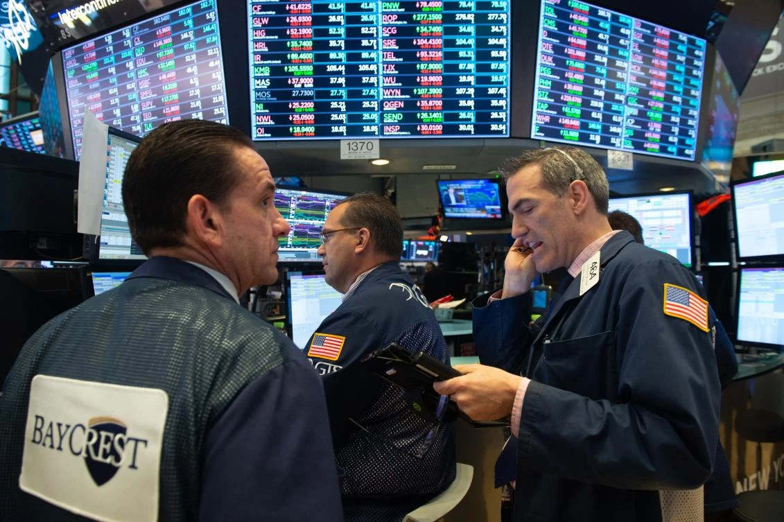 (FILES) In this file photo taken on May 29, 2018 Traders work on the floor of the Dow Industrial Average at the New York Stock Exchange in New York. US stock markets opened higher Monday helped by a surge in major tech stocks like Apple and Google and a 2.9 percent jump by pharma giant Merck. / AFP / Bryan R. Smith / TO GO WITH AFP STORY "Wall Street opens higher helped by big tech stocks"