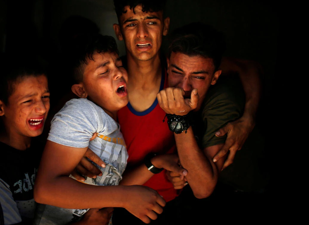 Photo showing relatives of a Palestinian who was killed at the Israel-Gaza border grieve their loss, Gaza City June 18, 2018. (Reuters)