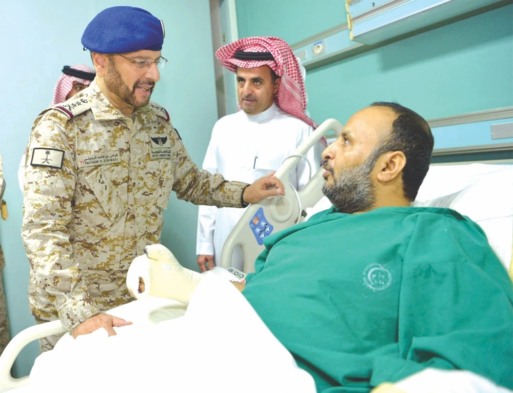Saudi Arabia’s Chief of Staff Gen. Fayyad bin Hamed Al-Ruwaili visited wounded soldiers at Prince Sultan Medical Military City in Riyadh. (SPA)