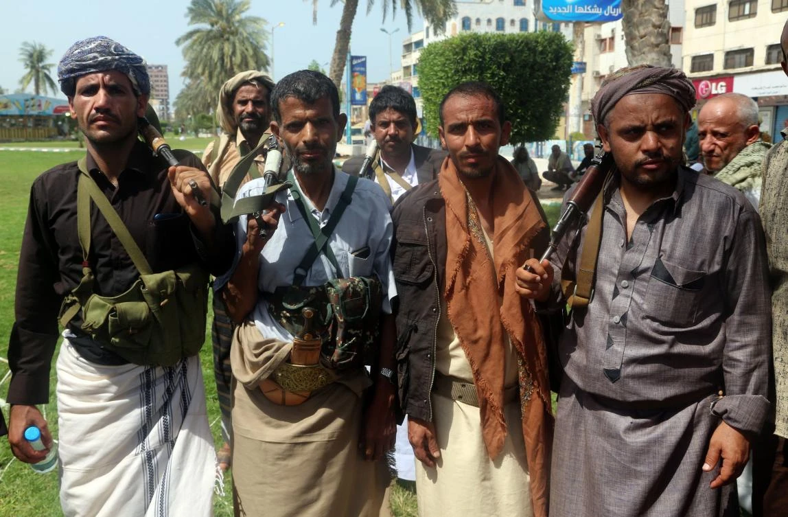 Arab coalition bombs Houthis around Hodeidah airport, urges them to withdraw