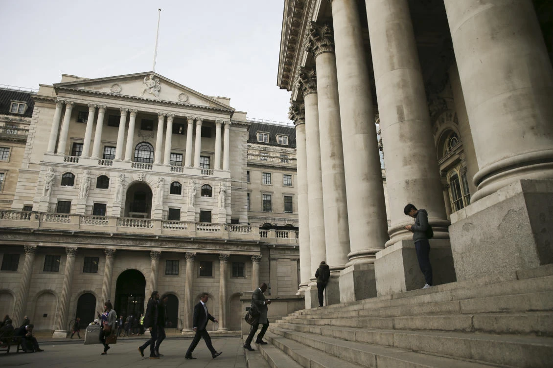 British shares dip as UK corporate woes add to trade war fears