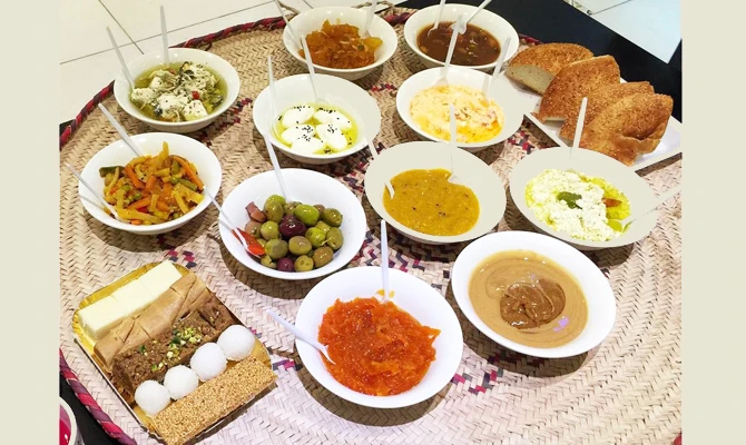 A wonderful way to greet family and neighbors with special dish. (Source: Social media)