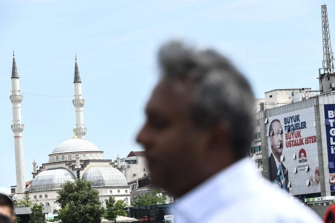 Photo showing a silhouette of Salil Shetty, Amnesty International Secretary General, outside the Caglayan courthouse in Istanbul as the trial of eleven human rights activists resumes, including the two top figures with Amnesty International in Turkey, June 21, 2018. (AFP)