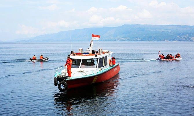 Rescuers search for missing passengers from Monday's ferry accident at Lake Toba at Tigaras port in Simalungun, North Sumatra, Indonesia. (REUTERS)