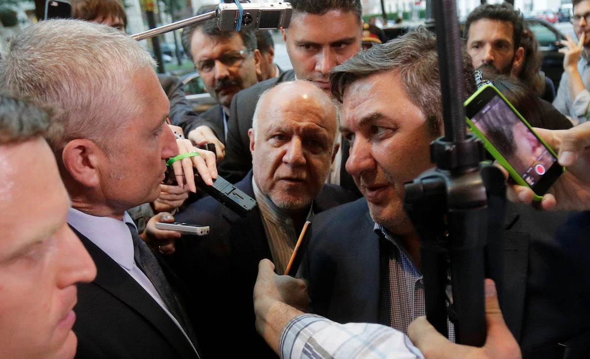Photo showing Iran's Oil Minister Bijan Zanganeh surrounded by police and journalists as he arrives at his hotel ahead of a meeting of OPEC oil ministers in Vienna, Austria, June 19, 2018. (Reuters)