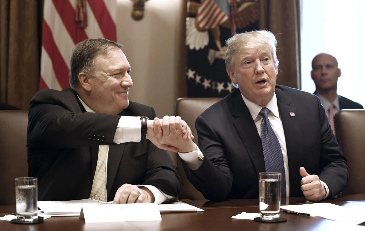 Photo showing US Secretary of State Mike Pompeo shakes hands with US President Donald Trump during a cabinet meeting in the Cabinet Room of the White House, in Washington DC, June 21, 2018. (AFP)