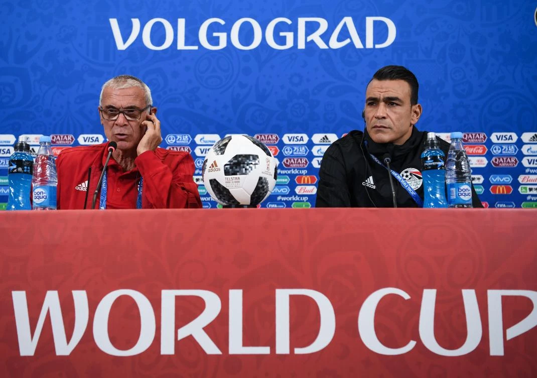Egypt's Argentine coach Hector Raul Cuper (L) and Egypt's goalkeeper Essam El Hadary attend a press conference at the Volgograd arena. (AFP / PHILIPPE DESMAZES)