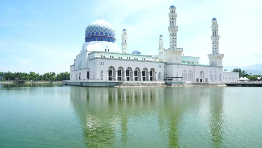 Large numbers of tourists — both local and foreign — visit the mosque, often during a brief stop in Kota Kinabalu before heading into the jungles of Sabah. (Shutterstock)