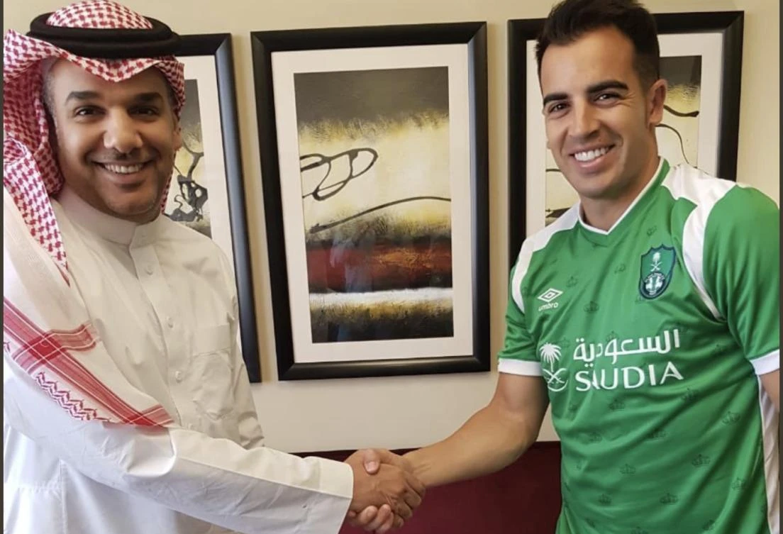 Jose Manuel Jurado is welcomed to the club by an Al-Ahli official. (@ALAHLI_FCEN)