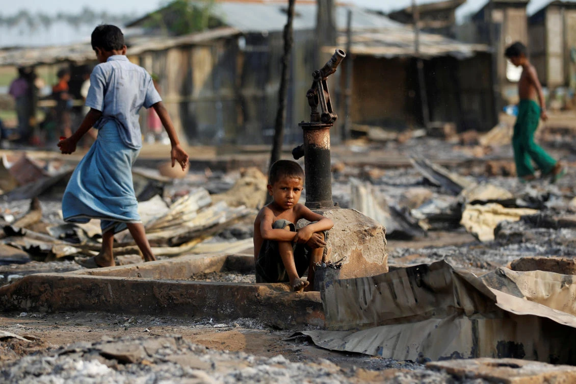 A boy sit in a burnt area after fire destroyed shelters at a camp for internally displaced Rohingya Muslims in the western Rakhine State near Sittwe, Myanmar May 3, 2016. (File Photo: Soe Zeya Tun/Reuters)