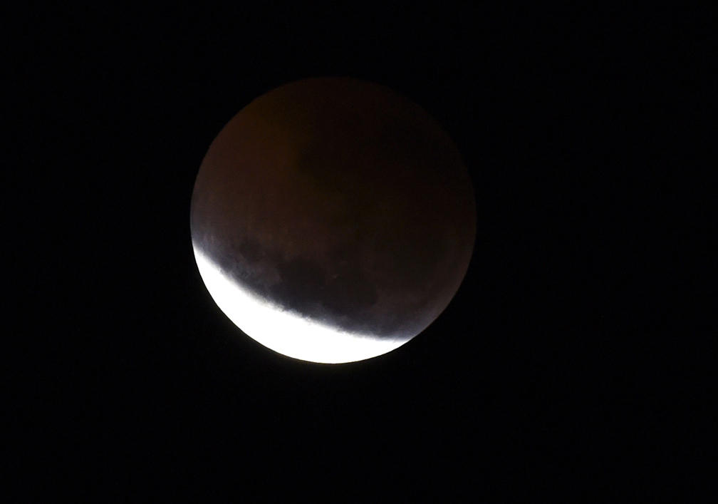 A total lunar eclipse is seen in Sydney in early July 28, 2018. (AFP / Greg Wood)