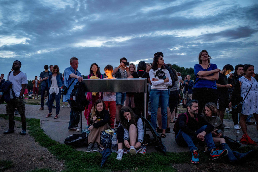 People wait for a blood moon to rise in London skyline in Hampstead Heath on a cloudy evening on July 27, 2018. (AFP / Tolga Akmen)