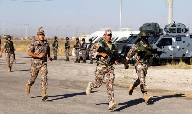 Jordanian soldiers stand guard during the Jordan's Prime Minister visit to the border crossing at the Jordanian city of Mafraq, near the border with Syria, Jordan on Sunday, July 1, 2018. (REUTERS)