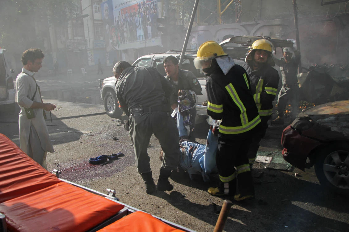 Emergency personnel remove a body at the site of a deadly suicide attack in Jalalabad, Afghanistan Thursday, June 7, 2018. (AP)