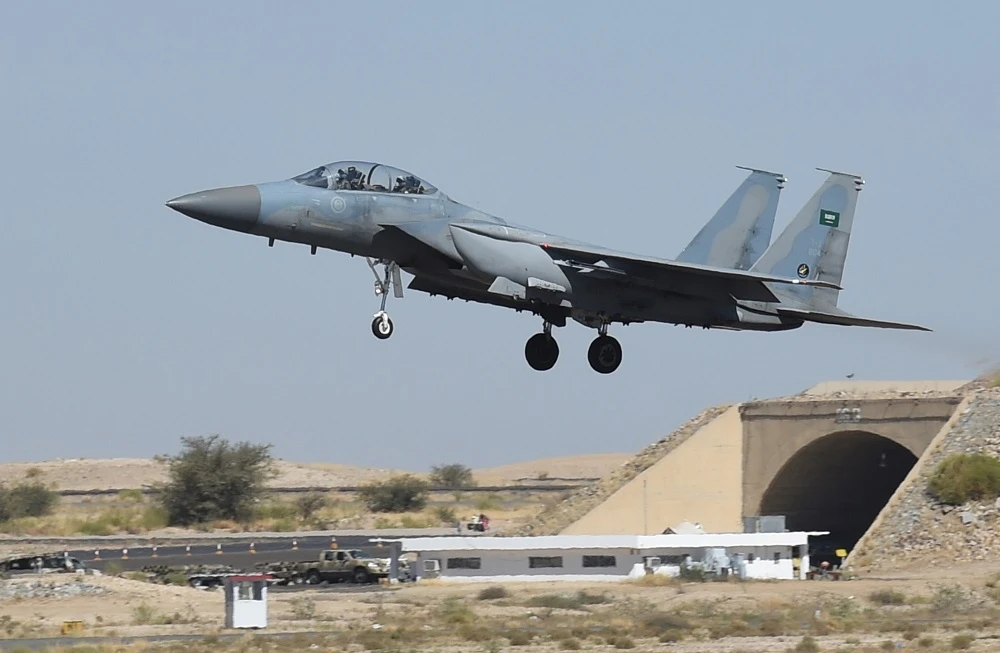 A picture taken on November 16, 2015 shows a Saudi F-15 fighter jet landing at the Khamis Mushayt military airbase, some 880 km from the capital Riyadh, as the Saudi army conducts operations over Yemen. (File photo: AFP)