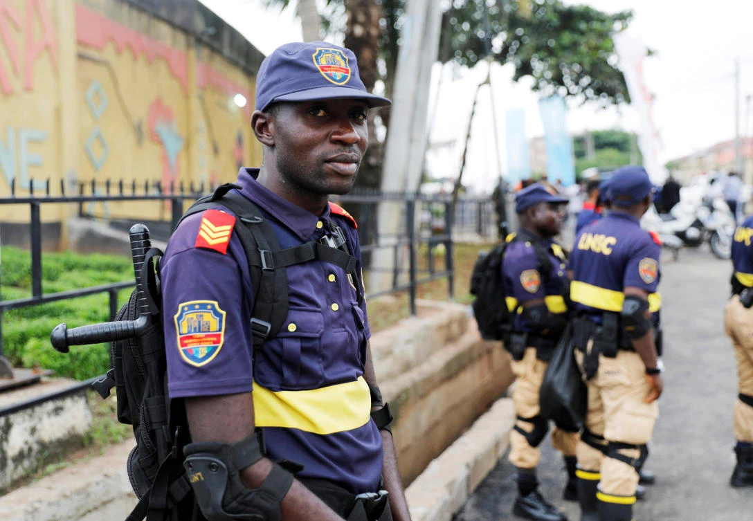Nigerian security officials await the arrival of French President Emmanuel Macron, prior to talks with President Muhammadu Buhari, in Lagos, Nigeria July 3, 2018. (REUTERS/Akintunde Akinleye)