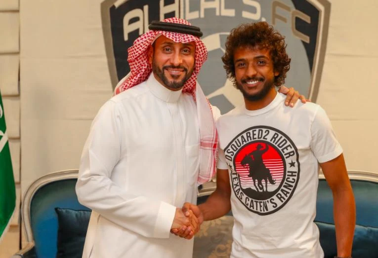 Yasser Al-Shahrani is congratulated on his new deal by club president Sami Al-Jaber. (@Alhilal_EN)