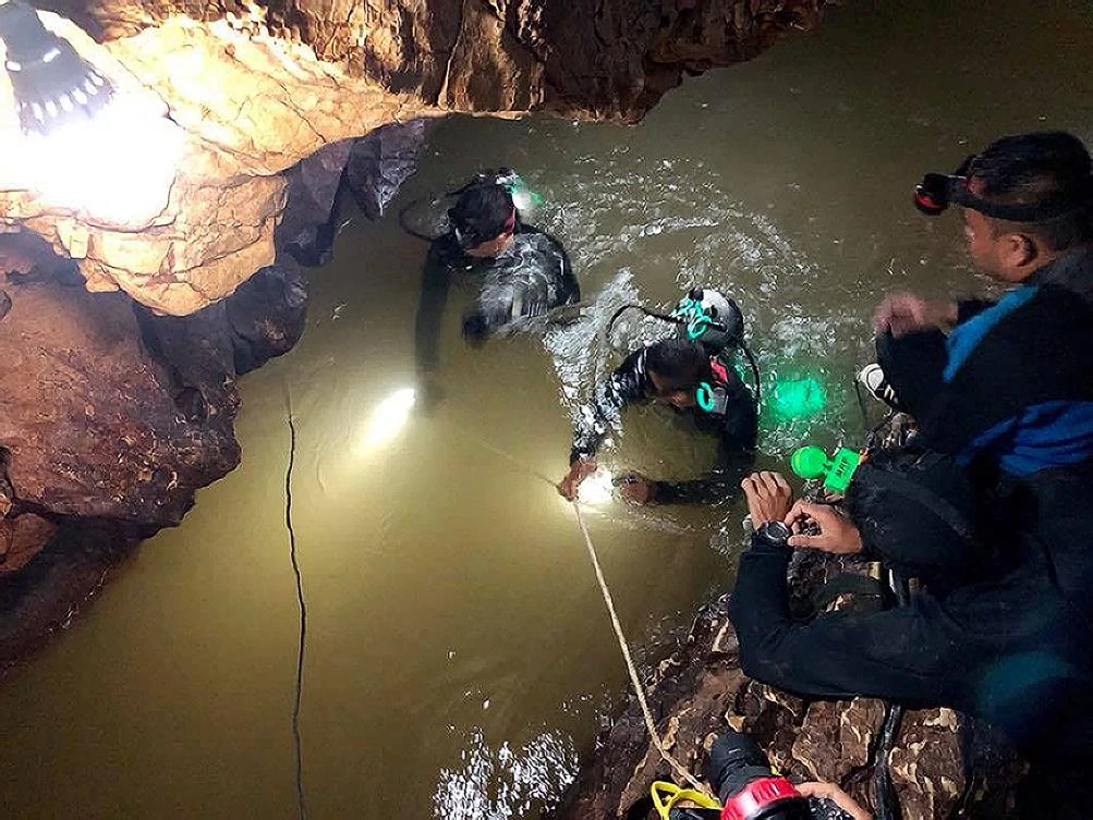 Thais fight water and oxygen levels in cave as diver dies