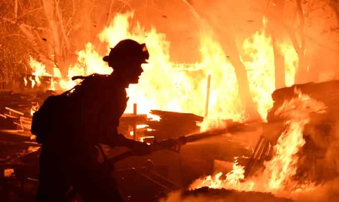 Firefighters battle a fast-moving wildfire that destroyed homes driven by strong wind and high temperatures forcing thousands of residents to evacuate in Goleta, California, US, early July 7, 2018. (REUTERS)
