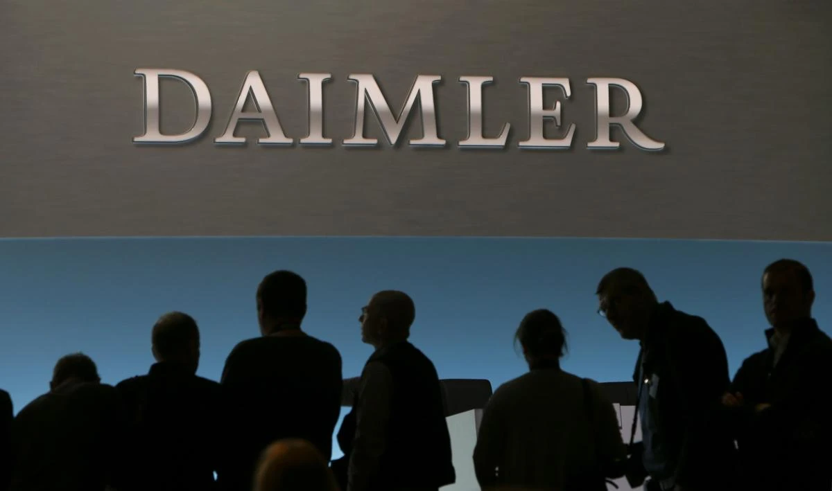 Daimler halts truck engine deliveries on emissions concerns
