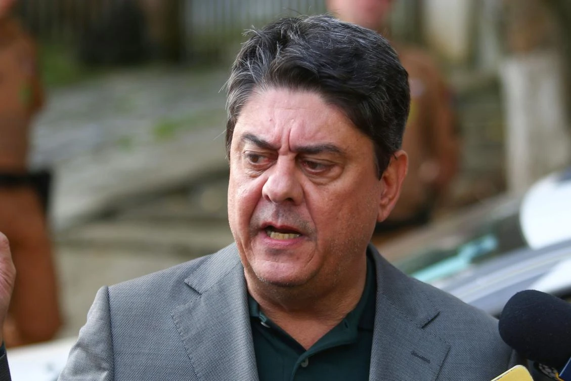 Federal Deputy Wadi Damous, who had submitted an habeas corpus application on behalf of former Brazilian President Luiz Inacio Lula da Silva -in jail since April for corruption- speaks to the press near the headquarters of the Federal Police in Curitiba, Brazil, on July 8, 2018. (AFP)