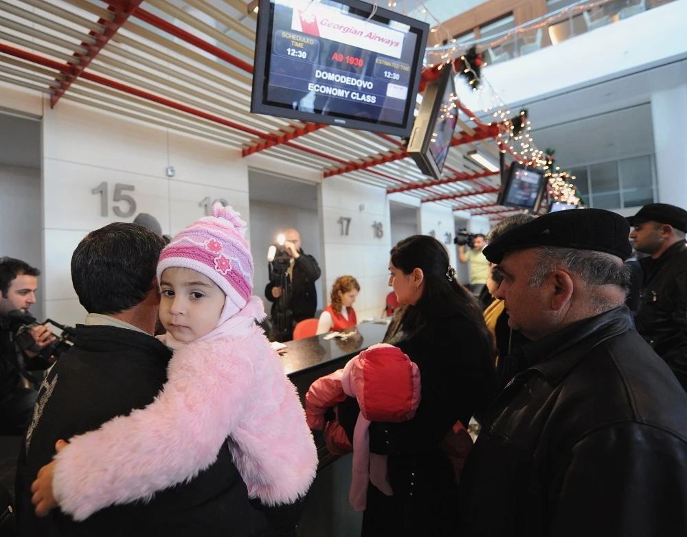 Passengers check in at Tbilisi airport for the flight to Moscow on January 8, 2010. (File photo: AFP)