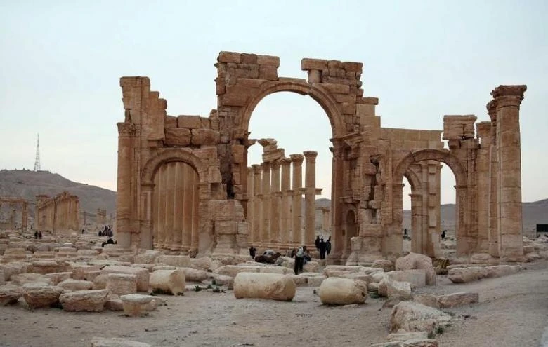 Tourists walk in the historical city of Palmyra, April 14, 2007. (Reuters)