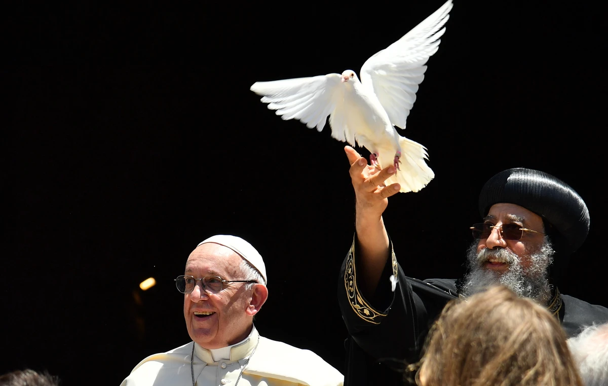 Pope Francis (C) and Ecumenic Patriarch of the Orthodox Church Bartolomeo I (L) watch as Egypt's Coptic Orthodox Pope Tawadros II releases a dove after a meeting with other religious leaders at the Pontifical Basilica of St Nicholas in Bari, in the Apulia region in southern Italy, on July 7, 2018. (AFP)