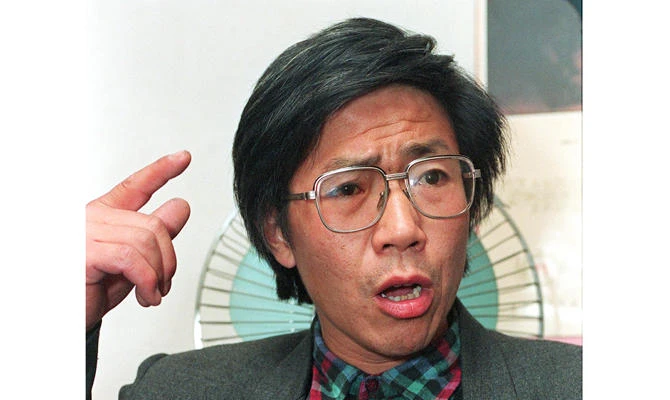 This file photo taken on November 17, 1993 Chinese dissident Qin Yongmin gestures during a press conference in Beijing. (AFP)