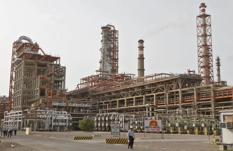 India, Iran’s top oil client after China, has asked refiners to look for alternative oil as the nation may have to drastically cut imports from Tehran to comply with the renewed US sanctions. Above, the Vadinar refinery complex operated by Essar Oil in Gujarat. (Reuters)