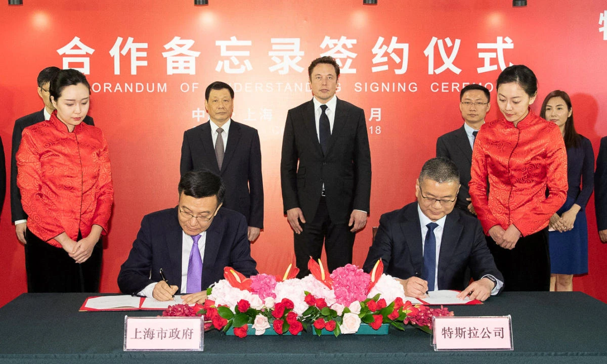 Tesla Inc Chief Executive Officer Elon Musk and Shanghai Mayor Ying Yong attend a signing ceremony in Shanghai, China July 10, 2018. (Reuters)