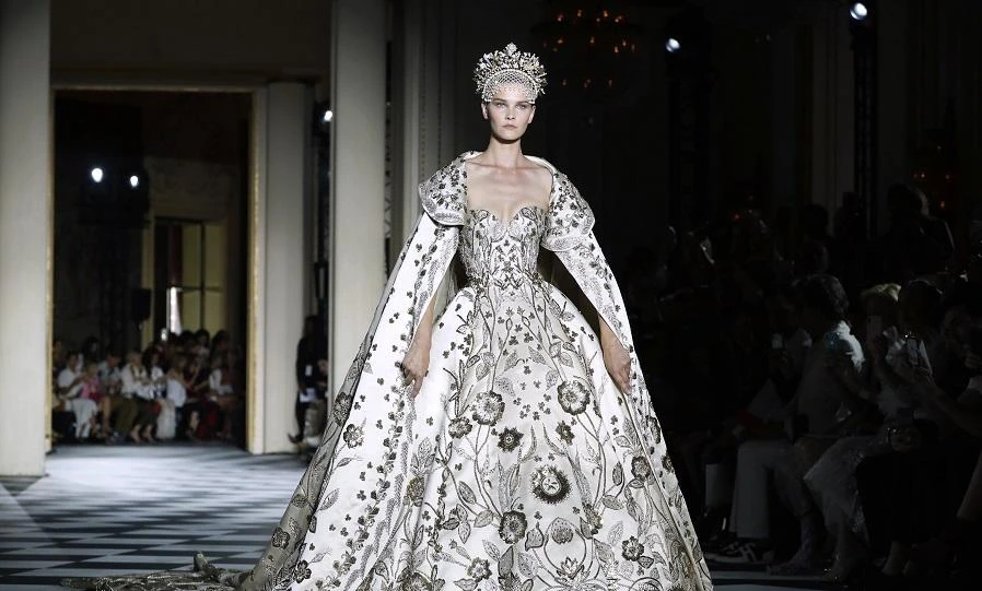 A model presents a creation by Zuhair Murad during the 2018-2019 Fall/Winter Haute Couture collection fashion show in Paris, on July 4, 2018. (AFP)