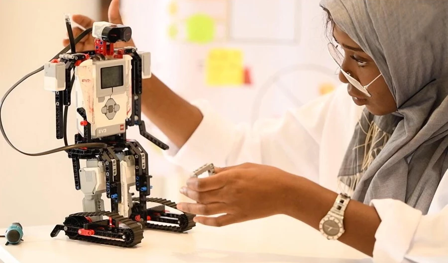 Huda Ahmed Flatah works on her ‘helper robot.’ (Photo/Supplied)