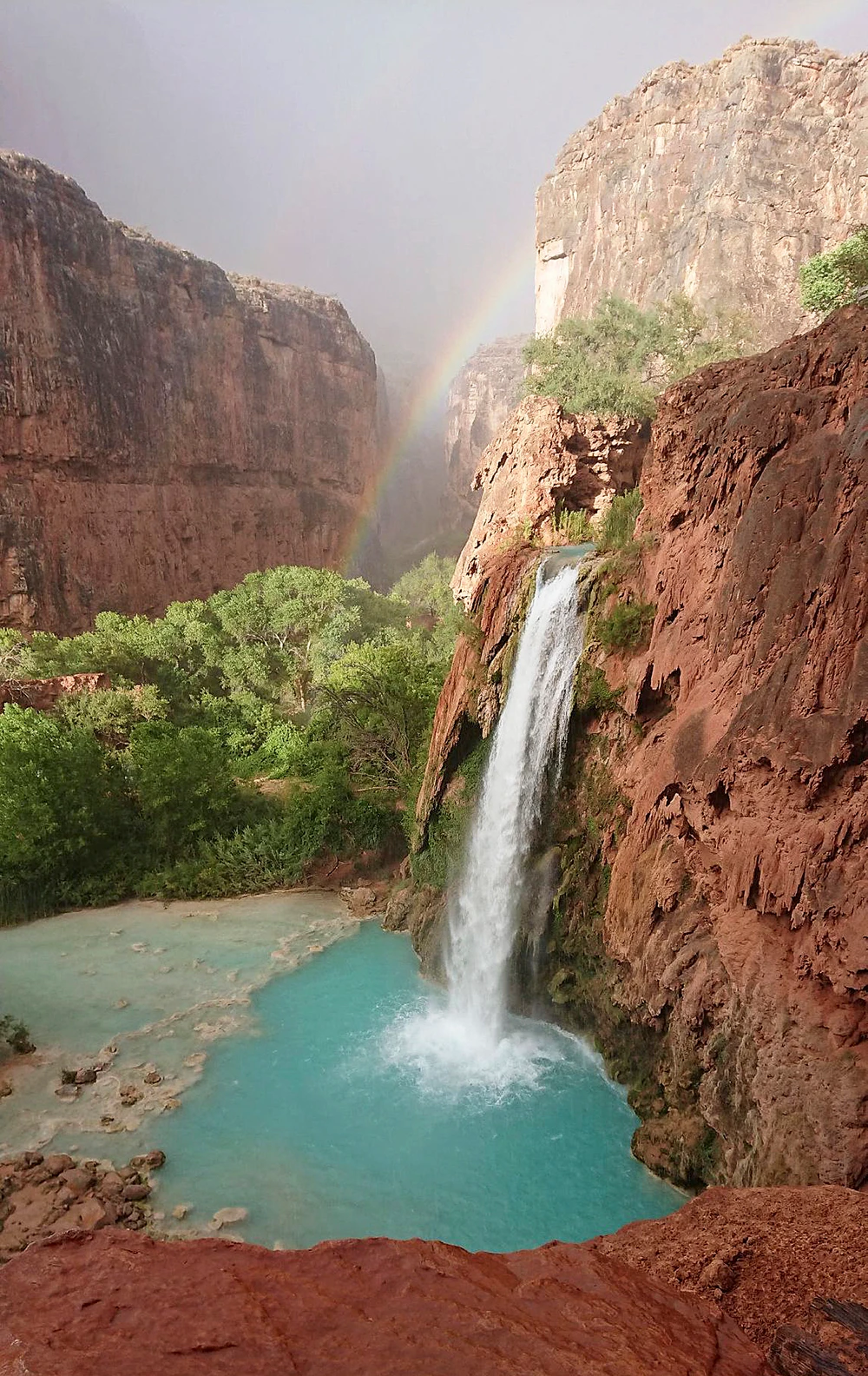 Flash flood sends tourists to high ground near Grand Canyon