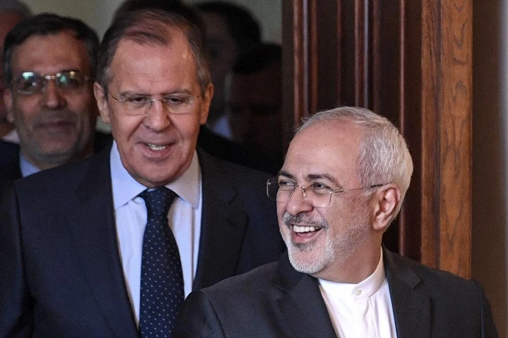 Russian Foreign Minister Sergei Lavrov (L) and his Iranian counterpart Mohammad Javad Zarif enter a hall during a meeting in Moscow on April 28, 2018. (AFP)