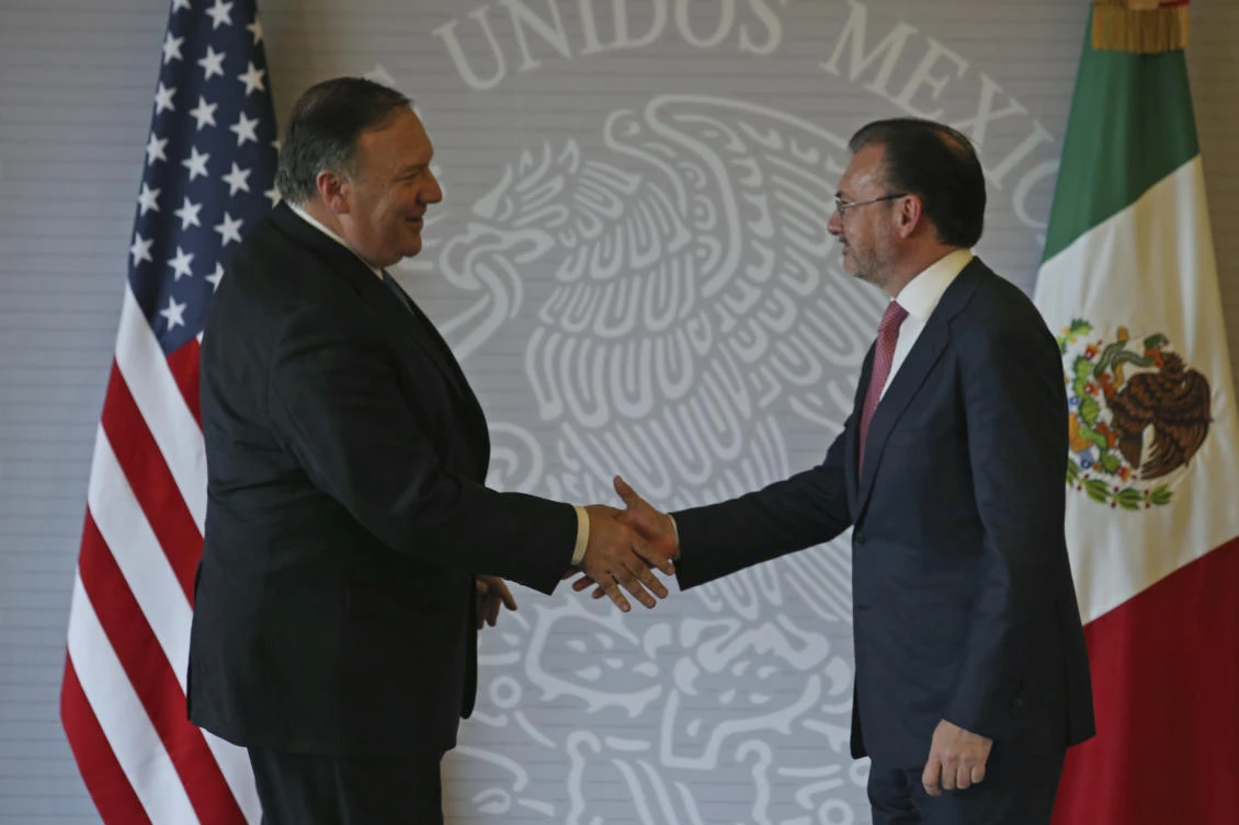 US Secretary of State Mike Pompeo, left, and Mexican Foreign Minister Luis Videgaray shake hands after a press conference in Mexico City, Friday, July 13, 2018. (AP/Moises Castillo)