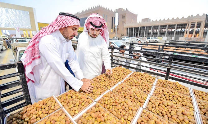 Saudi's buy dates during the annual date festival in Al-Buraida. (SPA)