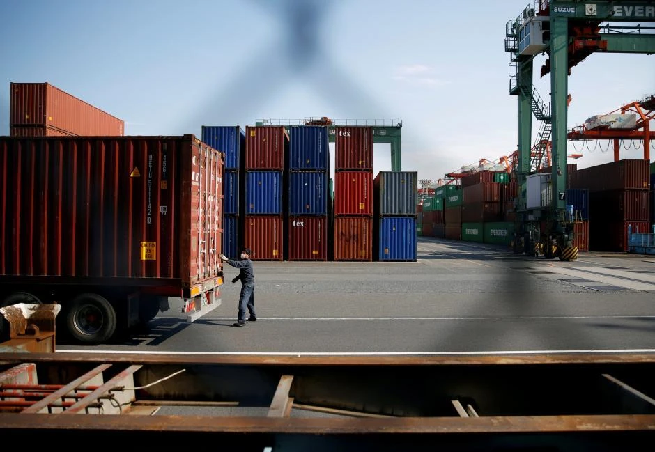 Exports to the US dipped 0.9 percent in June from the same period a year ago on waning shipments of cars and semiconductor manufacturing equipment. (Reuters)