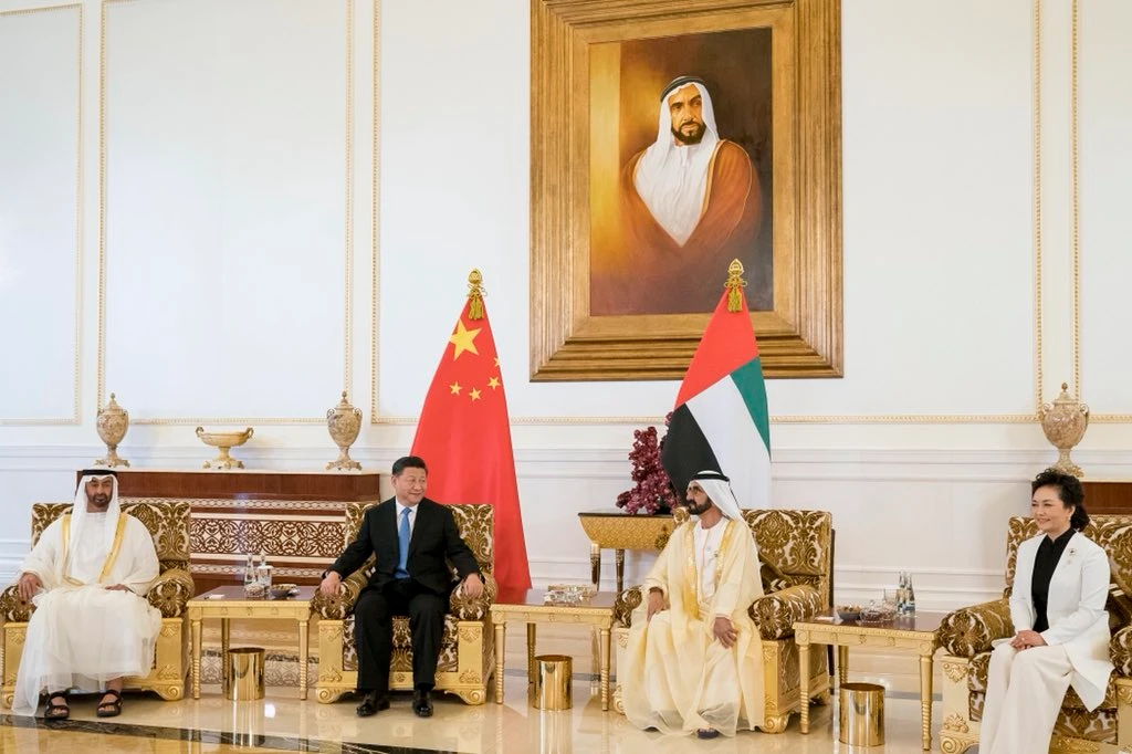 President Xi Jinping arrived in Abu Dhabi on Thursday for a three-day visit and was received by Sheikh Mohammed bin Rashid Al-Maktoum and Sheikh Mohammed bin Zayed Al-Nahyan. (WAM)