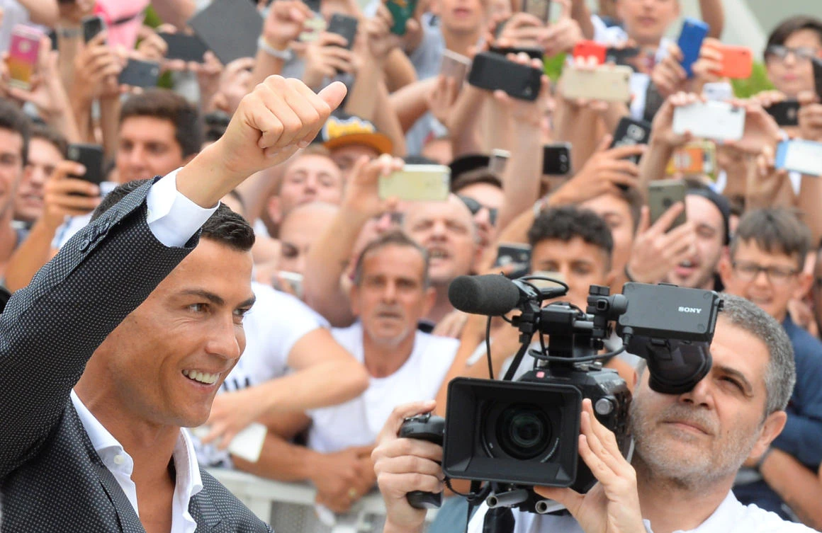 Cristiano Ronaldo gestures as he arrives at the Juventus' medical center in Turin, Italy July 16, 2018. (REUTERS/Massimo Pinca)